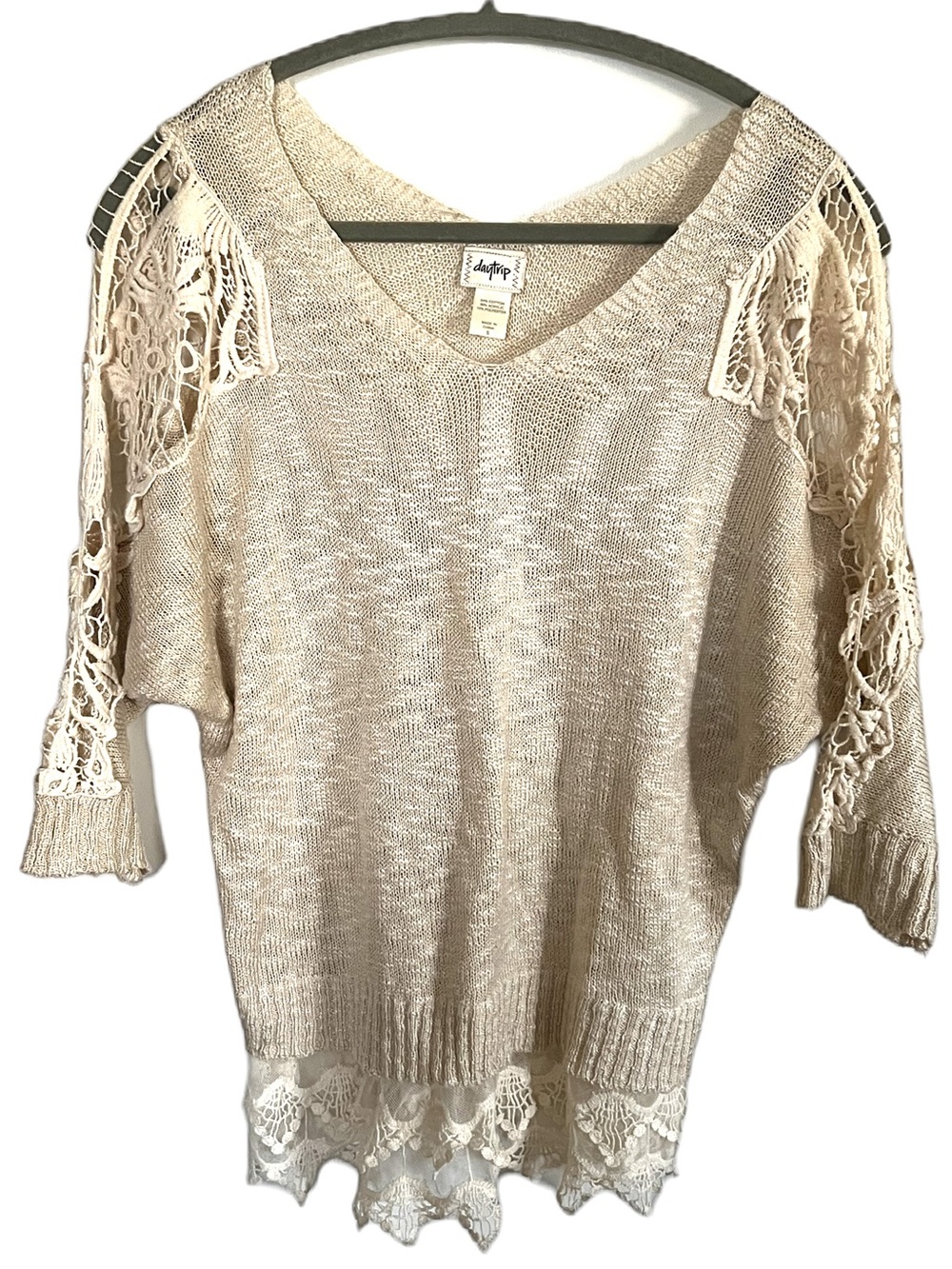 Buckle Daytrip Beige Crochet-Trim V-Neck Sweater Lace Detail Quarter Sleeves